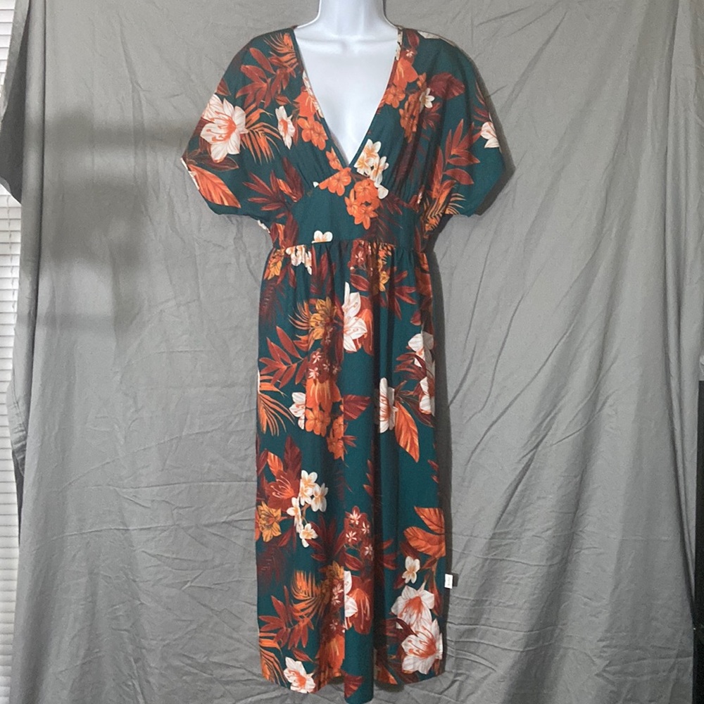 Shein Floral flowy dress. Low-cut. Spring colors